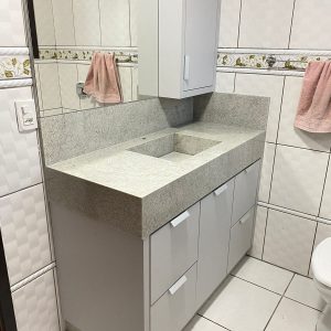 Banheiro no granito Branco iraúnas com culpa esculpida