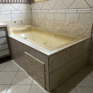 tampo para banheiro e revestimento da banheira com Mármore Bege Bahia